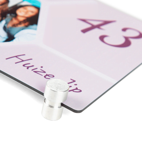 Huisnummerbord met creatie